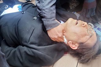 Νότια Κορέα: Εκτός κινδύνου ο ηγέτης της αντιπολίτευσης – Ο δράστης του ζήτησε αυτόγραφο πριν τον μαχαιρώσει