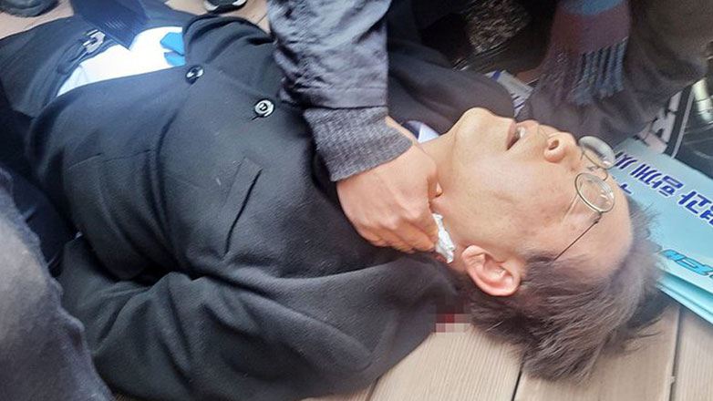 Νότια Κορέα: Εκτός κινδύνου ο ηγέτης της αντιπολίτευσης – Ο δράστης του ζήτησε αυτόγραφο πριν τον μαχαιρώσει