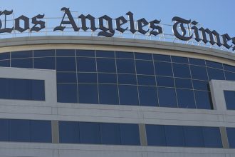 Απολύονται τουλάχιστον 115 δημοσιογράφοι από την εφημερίδα Los Angeles Times