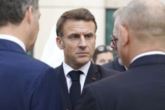 Ο Μακρόν ζητά η Ευρώπη να λάβει «γενναίες» αποφάσεις για να επιταχύνει τη βοήθειά της προς την Ουκρανία