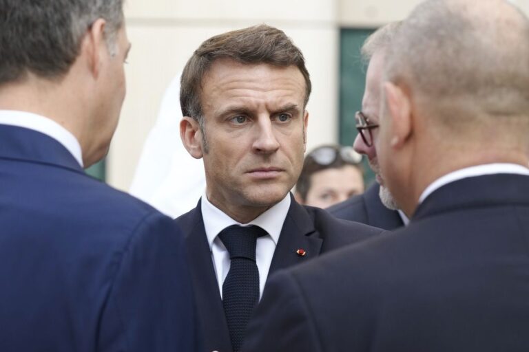 Ο Μακρόν ζητά η Ευρώπη να λάβει «γενναίες» αποφάσεις για να επιταχύνει τη βοήθειά της προς την Ουκρανία