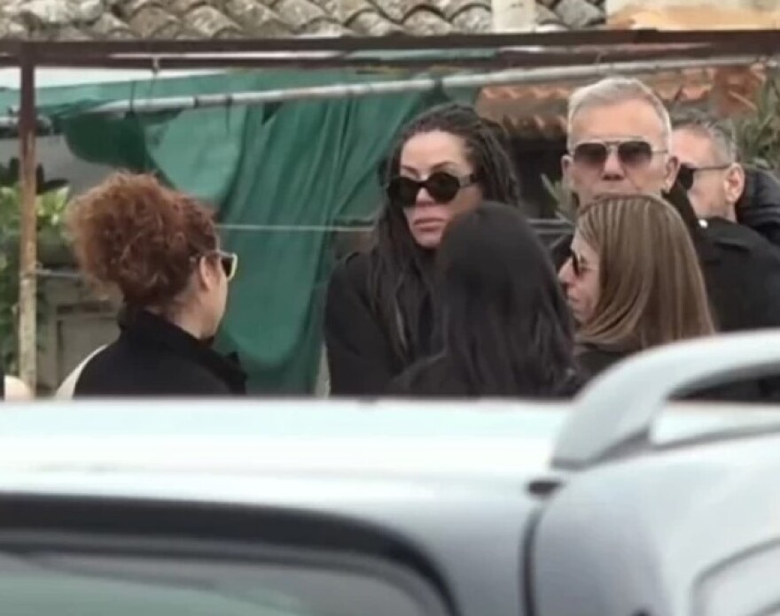 Συντετριμμένος ο Στέλιος Ρόκκος στην κηδεία του αδερφού του- ΦΩΤΟ