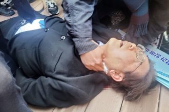 Νότια Κορέα: Επίθεση με μαχαίρι δέχθηκε ο ηγέτης της αντιπολίτευσης