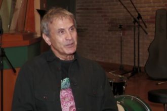 Γιώργος Νταλάρας: «Είναι ντροπή τραγουδιστές να ασχολούνται με…»