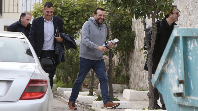 Σπέτσες: Στο σπίτι του Στέφανου Κασσελάκη με βαν και ταξί έφτασαν οι βουλευτές του ΣΥΡΙΖΑ
