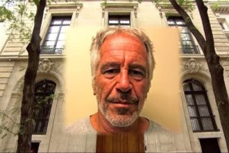 Τζέφρι Έπσταϊν: Πάνω από 50 φορές αναφέρεται ο Κλίντον στα δικαστικά έγγραφα - Ποιοι διάσημοι βρίσκονται στη λίστα πελατών