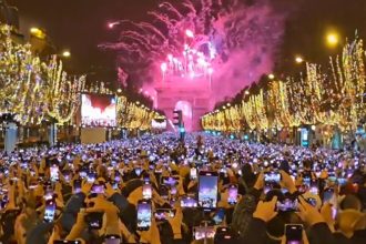 Πρωτοχρονιά: Viral το βίντεο από την αλλαγή του χρόνου στο Παρίσι - Όλοι καταγράφουν τη «στιγμή», κανείς δεν τη ζει!