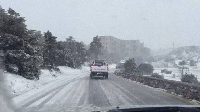Χιονίζει στα βόρεια της Αττικής: Στα λευκά η Πάρνηθα, με αλυσίδες τα αυτοκίνητα