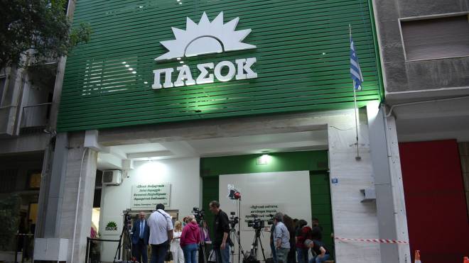 ΠΑΣΟΚ: Αποστάσεις της Χαριλάου Τρικούπη από τις δηλώσεις Παρασκευαΐδη για τον γάμο των ομόφυλων ζευγαριών