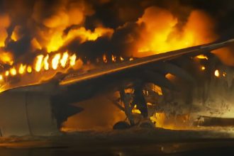 Ιαπωνία: Σώοι οι επιβάτες του αεροπλάνου που τυλίχθηκε στις φλόγες, 5 αγνοούμενοι από το αεροσκάφος με το οποίο συγκρούστηκε - Συγκλονιστικά βίντεο