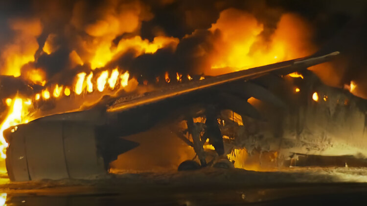 Ιαπωνία: Σώοι οι επιβάτες του αεροπλάνου που τυλίχθηκε στις φλόγες, 5 αγνοούμενοι από το αεροσκάφος με το οποίο συγκρούστηκε - Συγκλονιστικά βίντεο