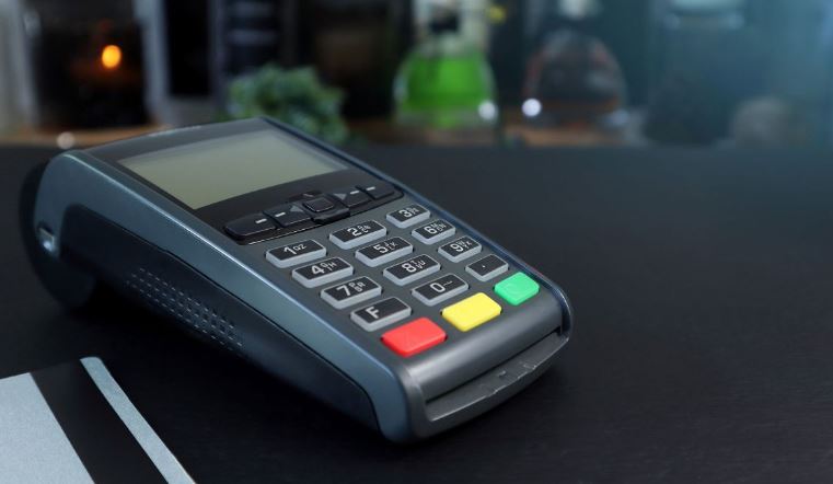 POS: Σε αυτά τα επαγγέλματα γίνεται από σήμερα υποχρεωτική η χρήση τους