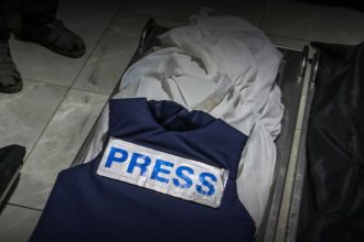 Το υπουργείο Υγείας της Χαμάς ανακοίνωσε τον θάνατο δύο παλαιστινίων δημοσιογράφων από ισραηλινή αεροπορική επίθεση