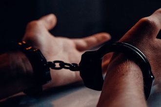 Υπό κράτηση 10 αστυνομικοί μετά τον εντοπισμό άνδρα στο σύστημα προσγείωσης αεροσκάφους