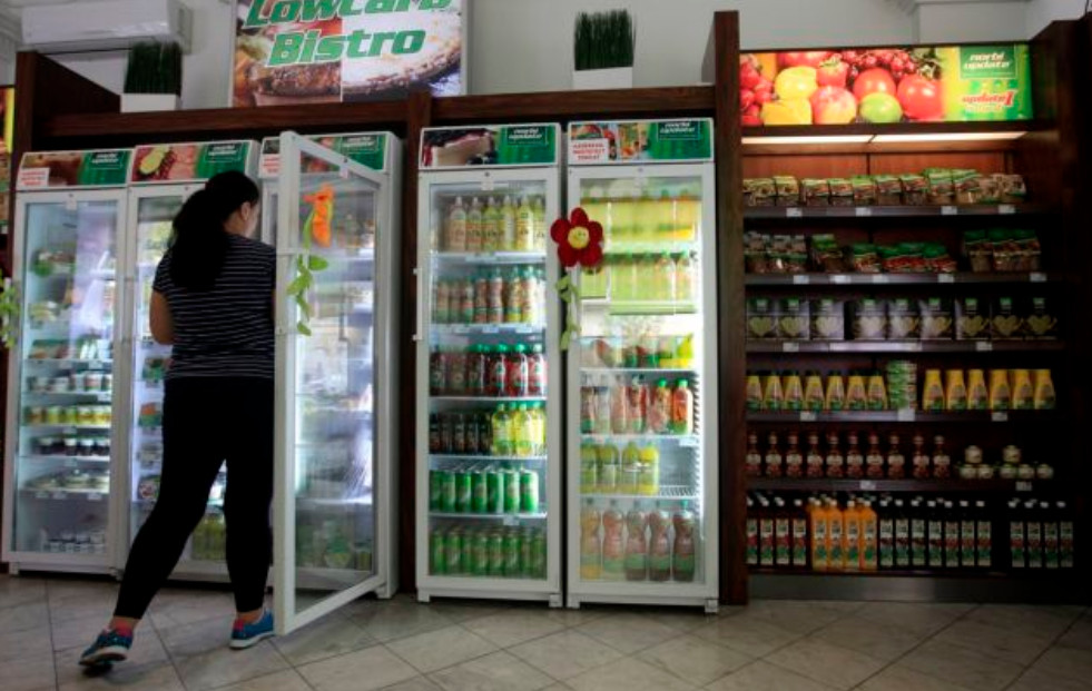 Αλαλούμ με τον ΦΠΑ στα αναψυκτικά: Άλλος συντελεστής στο κατάστημα, άλλος στο take away