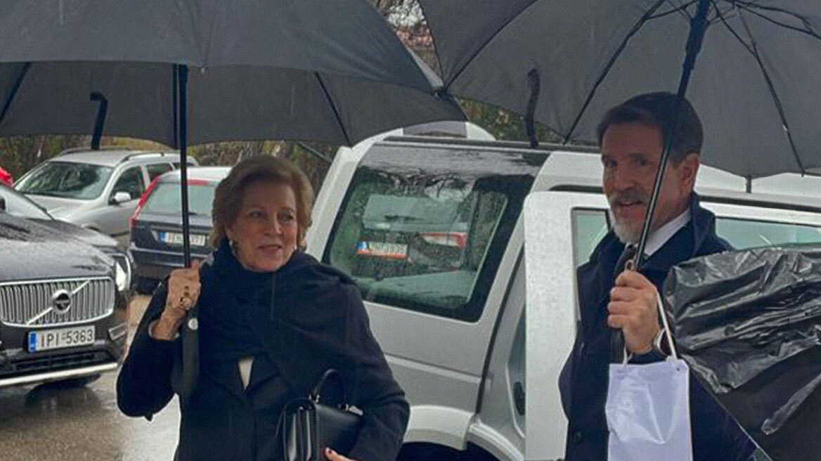 Τέως βασιλιάς Κωνσταντίνος: Άννα - Μαρία, τα παιδιά και οι αδερφές του στο ετήσιο μνημόσυνο