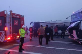 Tουρκία: Φονική σύγκρουση φορτηγού με λεωφορείο με τουλάχιστον 4 νεκρούς και 36 τραυματίες