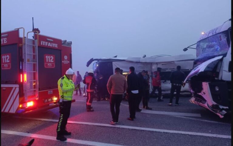 Tουρκία: Φονική σύγκρουση φορτηγού με λεωφορείο με τουλάχιστον 4 νεκρούς και 36 τραυματίες