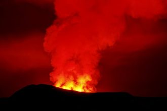 Ισλανδία: Νέα ηφαιστειακή έκρηξη – Η λάβα έφτασε στα πρώτα σπίτια του Γκρίνταβικ (ΒΙΝΤΕΟ)
