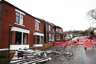 Η καταιγίδα Χενκ παρέλυσε τη Βρετανία