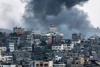 Ο ισραηλινός στρατός σφυροκοπά τη Γάζα - Δεκάδες νεκροί