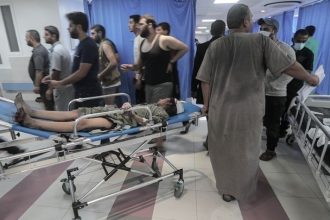 Γάζα: Παλαιστίνιος γιατρός ακρωτηριάσε το πόδι της 18χρονης ανιψιάς του χωρίς αναισθησία