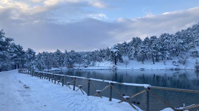 Καιρός: Έκτακτο δελτίο της ΕΜΥ – Ραγδαία επιδείνωση από το Σάββατο με χιονοπτώσεις, καταιγίδες και θυελλώδεις ανέμους