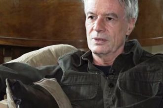 Νίκος Ζιάγκος για γνωστή πρωταγωνίστρια: «Μπήκε στο καμαρίνι, έβγαλε τα ρούχα της και μου λέει… σου αρέσει το σώμα μου;»