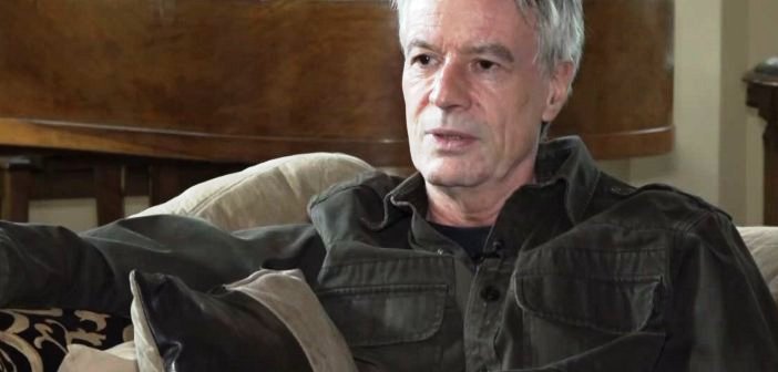 Νίκος Ζιάγκος για γνωστή πρωταγωνίστρια: «Μπήκε στο καμαρίνι, έβγαλε τα ρούχα της και μου λέει… σου αρέσει το σώμα μου;»