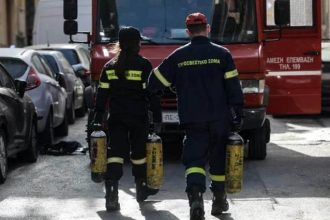 Φωτιά σε διαμέρισμα στο Κολωνάκι – Απεγκλωβίστηκαν δύο ηλικιωμένοι
