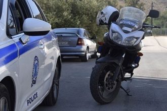 Ανήλικοι διέρρηξαν κατάστημα και χτύπησαν με το αμάξι τον ιδιοκτήτη