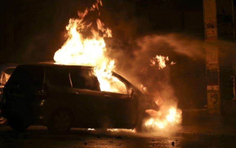 Απανθρακώθηκε οδηγός από φωτιά σε αυτοκίνητο – Φρικτό τροχαίο με το όχημα να πέφτει στο κενό από γέφυρα