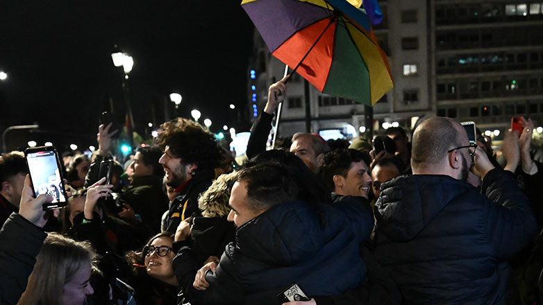 28 πρεσβείες στην Ελλάδα χαιρετίζουν την υιοθέτηση της νομοθεσίας για την ισότητα στον γάμο