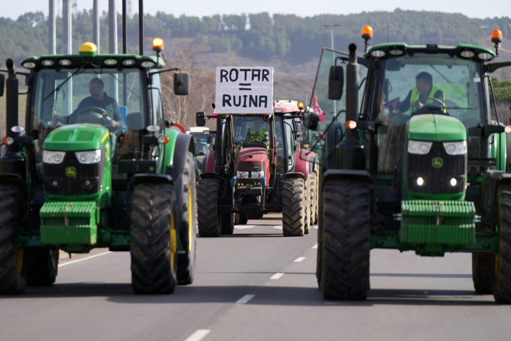 Ισπανία: Οι αγρότες συνεχίζουν τις κινητοποιήσεις μετά τη συνάντηση με τον υπουργό Γεωργίας