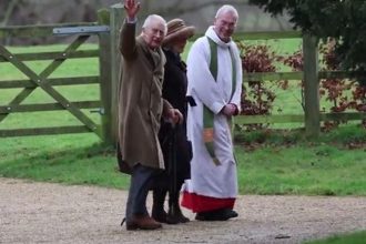 Βασιλιάς Κάρολος: Πρώτη δημόσια έξοδος μετά την διάγνωση του καρκίνου – Ευδιάθετος παρακολούθησε την κυριακάτικη λειτουργία