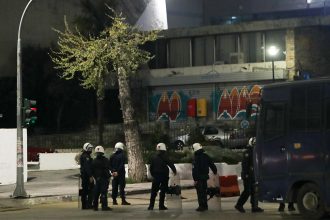 Επέμβαση των ΜΑΤ μέσα στο ΑΠΘ για να σταματήσει η κατάληψη στη Νομική Σχολή