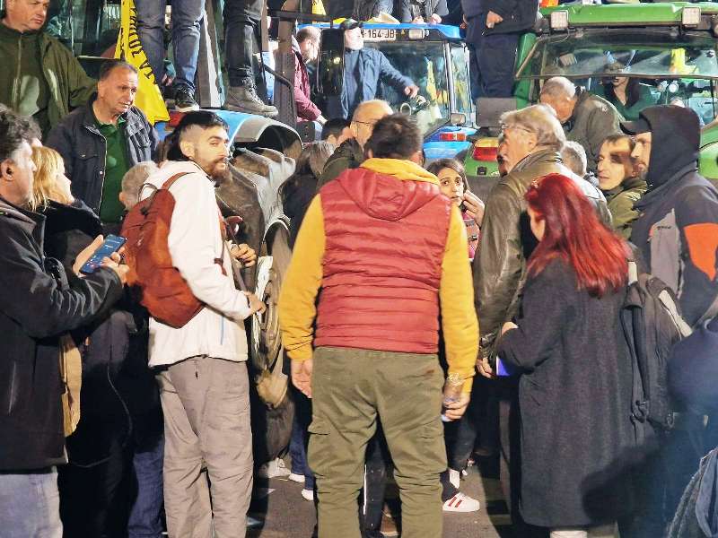 Αναστάτωση στο αγροτικό συλλαλητήριο από διαδηλωτή που λιποθύμησε - Μεγάλη κινητοποίηση (ΒΙΝΤΕΟ)