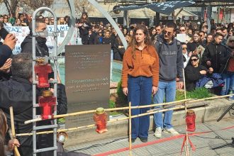 Χιλιάδες πολίτες έφτασαν στην πλατεία ΟΣΕ της Λάρισας – Συγκίνηση στα αποκαλυπτήρια μνημείου για τα 57 θύματα των Τεμπών - BINTEO - ΦΩΤΟ