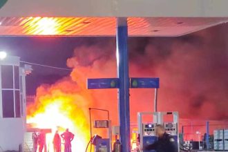 Πανικός: Φωτιά σε φορτηγά δίπλα σε πρατήριο υγρών καυσίμων