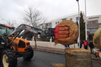 Αγρότες πέταξαν άχυρα και κοπριά έξω από το κτίριο της Περιφέρειας Δυτικής Μακεδονίας