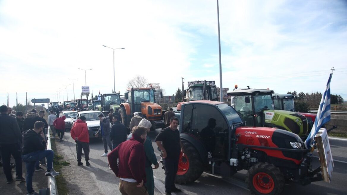 Μπλόκο της ΕΛ.ΑΣ. στους αγρότες της Χαλκιδικής