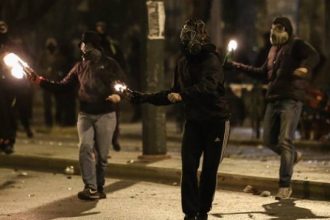 Σοβαρά επεισόδια έξω από το ΑΠΘ - Ξύλο, μολότοφ και δακρυγόνα τα ξημερώματα