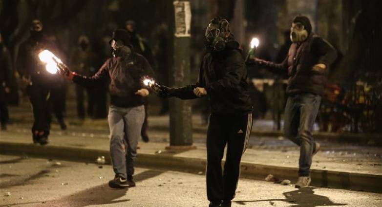 Σοβαρά επεισόδια έξω από το ΑΠΘ - Ξύλο, μολότοφ και δακρυγόνα τα ξημερώματα
