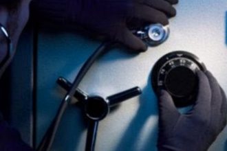 Κακοποιοί ξήλωσαν το χρηματοκιβώτιο και τους έπεσε το περίστροφο