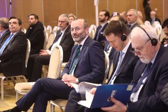 Βέμπερ: Εμείς ως Ευρωπαϊκό Λαϊκό Κόμμα σταματήσαμε τρελές απαιτήσεις της Αριστεράς