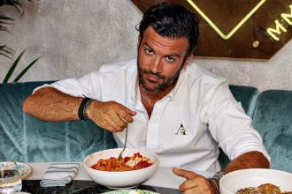 Γιώργος Παπακώστας για τη διάρρηξη στο μαγαζί του: «Απείλησαν τον υπάλληλό μου με μαχαίρι»