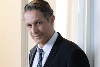 Αιμίλιος Χειλάκης: Στο χειρουργείο ο πατέρας του – Δημόσια έκκληση για αίμα από τον ηθοποιό