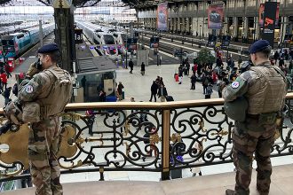 Συγκλονίζει ο Ηλίας Βρεττός - «Τα σίδερα μέσα μου σας τα δείχνω πρώτη φορά»