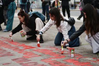 Τραγωδία στα Τέμπη: Φοιτητές ξανάγραψαν τα ονόματα των 57 θυμάτων μπροστά στον Άγνωστο Στρατιώτη ΒΙΝΤΕΟ