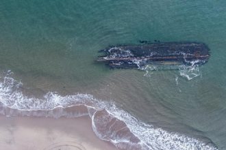 Απίστευτο μυστήριο: Πλοίο-φάντασμα που είχε βυθιστεί εδώ και αιώνες ξεβράστηκε στις ακτές